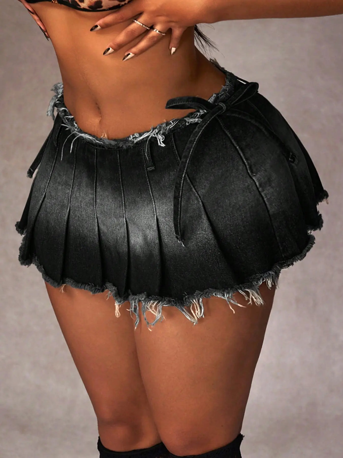Y2K Gradient Denim Mini Skirt, Vintage Look, Frayed Hem, Low Waist, Pleated Design, Fit, Fashionable Women's Clothing, Vintage Skirts